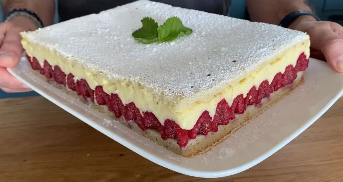 Un gâteau d'anniversaire facile et bluffant : une génoise légère, une crème onctueuse et des framboises fraîches, le tout saupoudré de sucre glace.