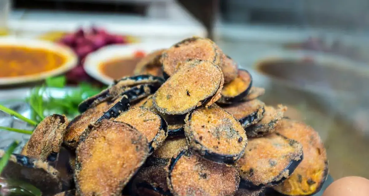 Un tas de beignets d'aubergine dorés et croustillants, prêts à être dégustés.
