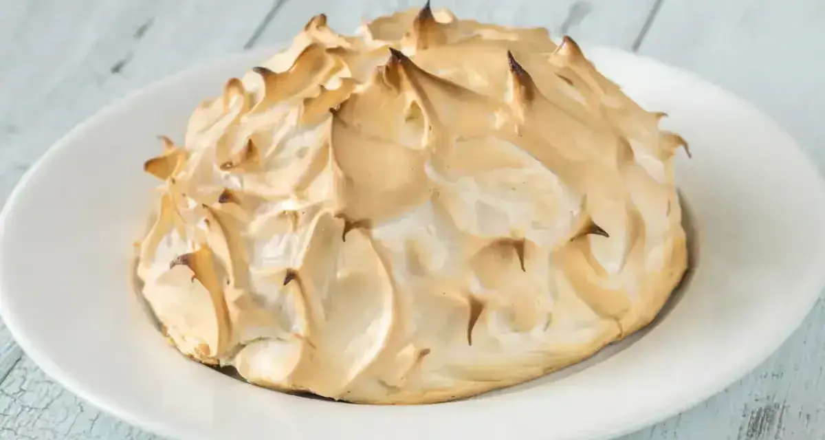 Une omelette norvégienne dorée et meringuée, prête à être dégustée.