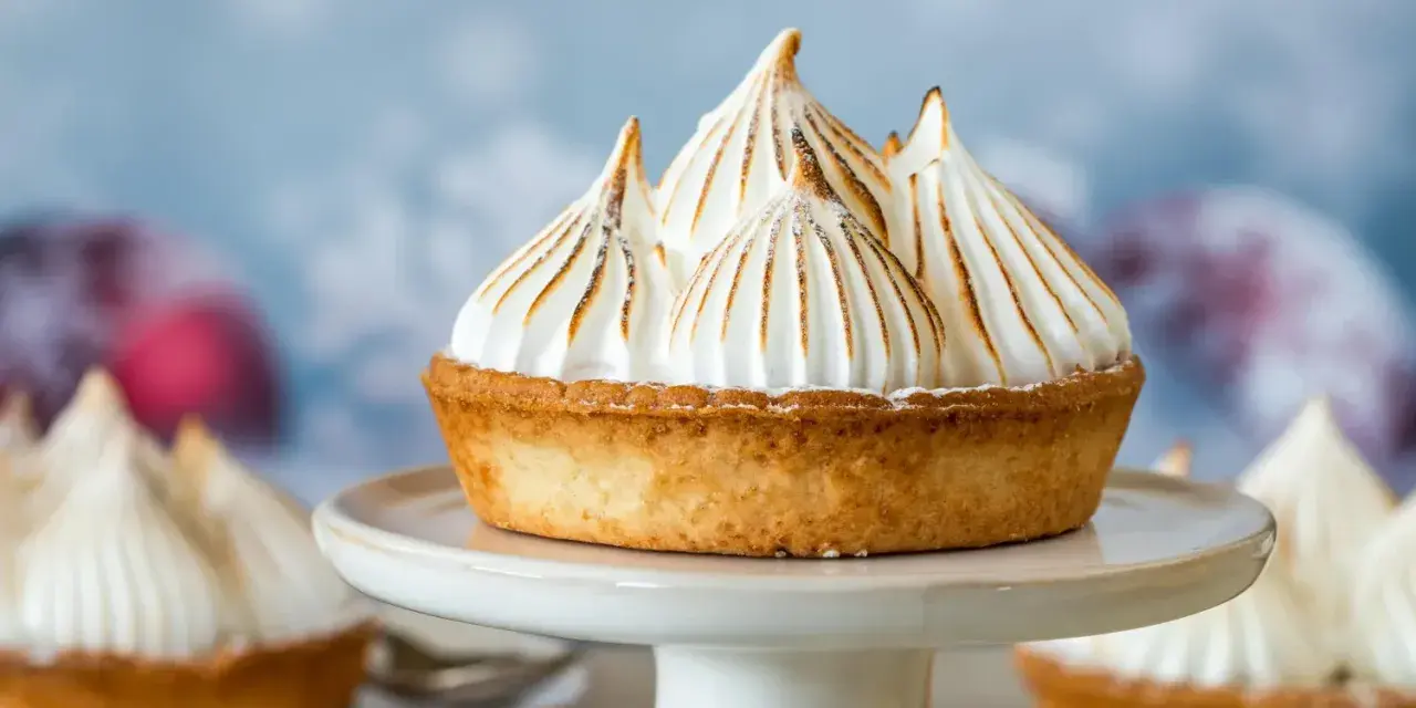 Tartelette dorée garnie d'une meringue italienne aérienne aux pointes caramélisées, comme des sommets enneigés.