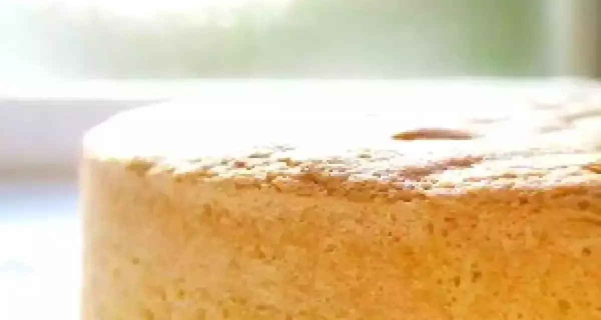 Un gâteau moelleux, parfait pour une recette génoise. Sa texture aérienne promet un délice.