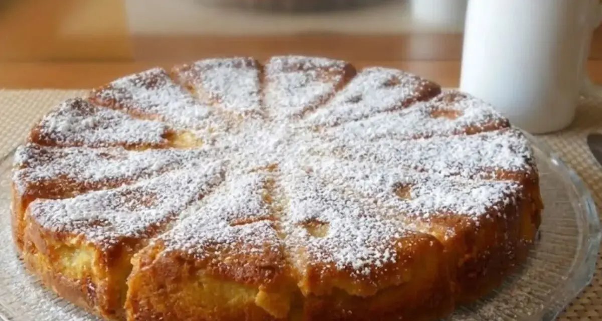 Gâteau mascarpone saupoudré de sucre glace, prêt à être dégusté avec une tasse de café.