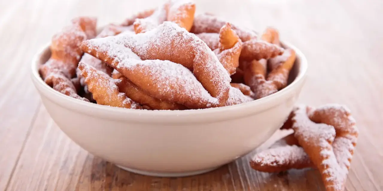 Beignets de carnaval saupoudrés de sucre glace, une délicieuse recette inspirée par Cyril Lignac.