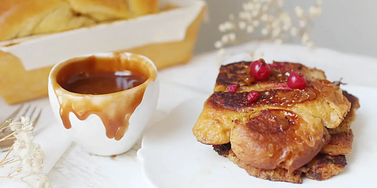 Délicieuse brioche perdue dorée, nappée de caramel et garnie de fruits rouges. Un délice à savourer !