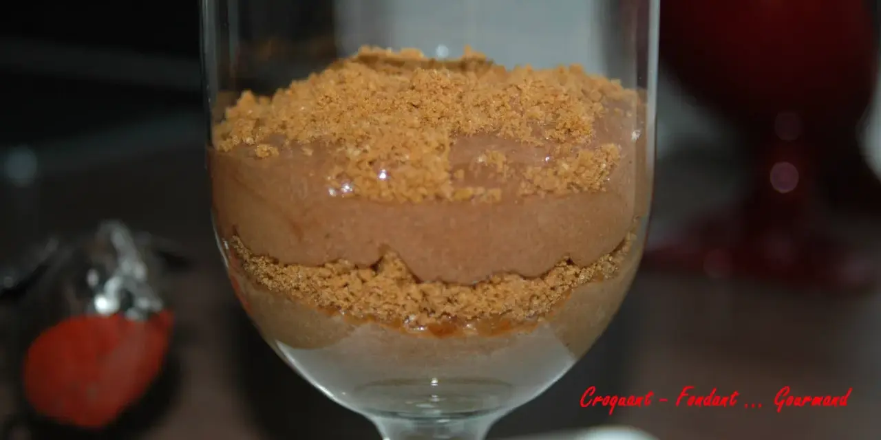 Délicieuse mousse au chocolat speculoos, superposée avec des miettes de biscuits pour un contraste croquant et fondant.
