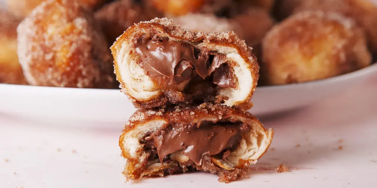 Bretzel au Nutella coupé en deux, révélant une garniture crémeuse au chocolat.