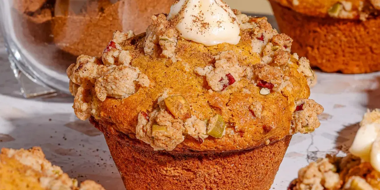 Un muffin gourmand, garni de crumble et d'une touche de glaçage, parfait pour une recette de muffin.