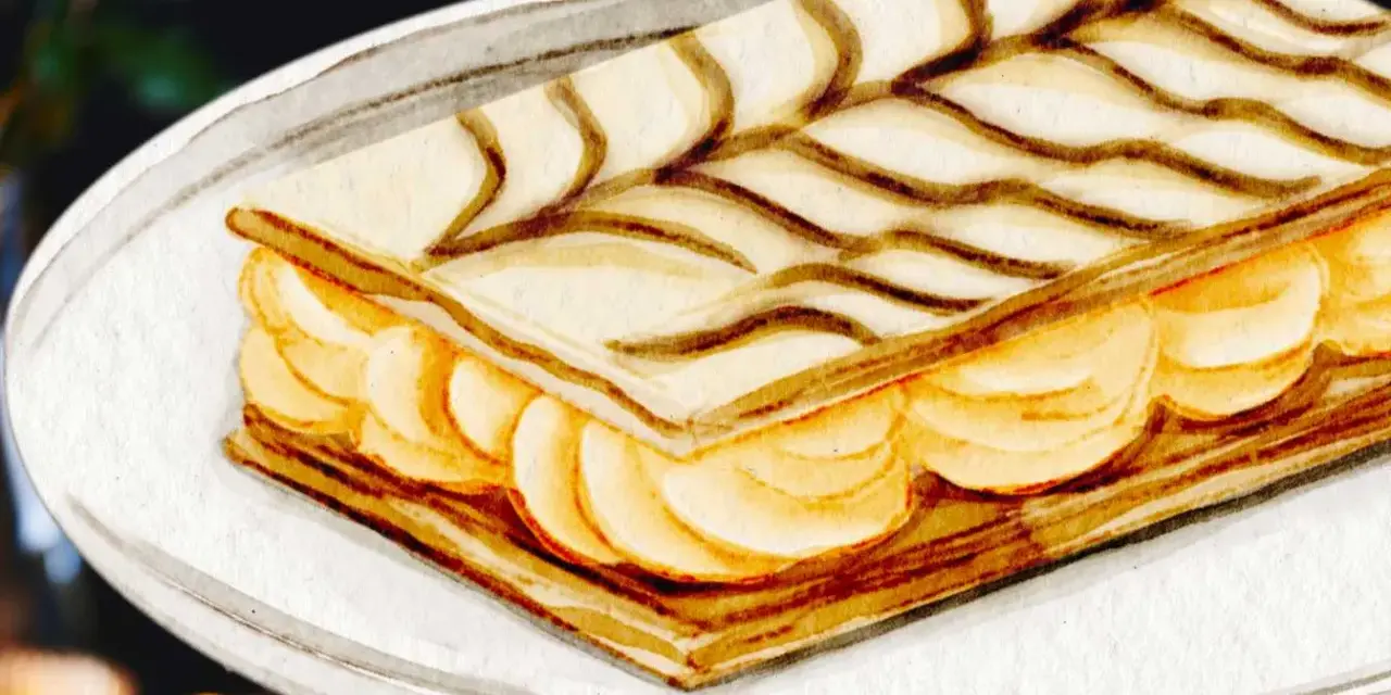 Gâteau rectangulaire avec des couches de pâte feuilletée et de crème pâtissière, décoré de fines lignes chocolatées.