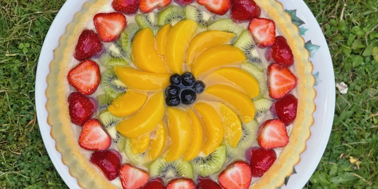 Tarte aux fruits frais sur une crème pâtissière légère. Une recette parfaite pour un dessert estival.