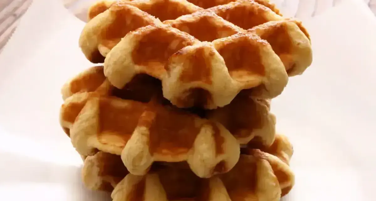 Pile de gaufres liégeoises dorées et croustillantes, prêtes à être dégustées.