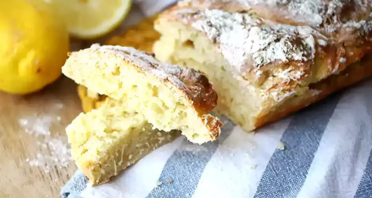 Pain de mie levure chimique, doré et saupoudré de farine, avec des citrons frais à côté.