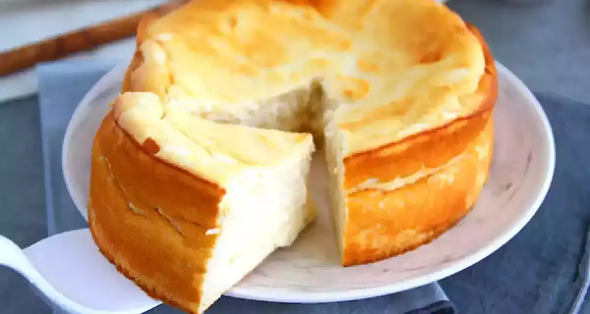 Un délicieux dessert fromage blanc rapide, un gâteau aérien et doré, prêt à être dégusté.