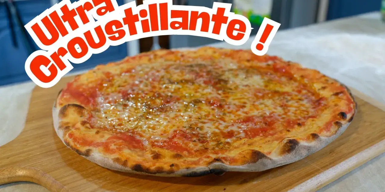 Une pizza ultra croustillante, parfaite pour une recette pâte à pizza fine. La croûte dorée et le fromage fondant invitent à la dégustation.