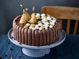 Charlotte poire chocolat, un gâteau élégant avec des poires pochées dorées, de la crème fouettée et des éclats de chocolat.