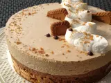 Gâteau à la mousse légère, décoré de crème fouettée, de pépites de chocolat et de biscuits speculoos croustillants.