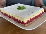 Un gâteau d'anniversaire facile et bluffant : une génoise légère, une crème onctueuse et des framboises fraîches, le tout saupoudré de sucre glace.