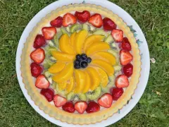 Tarte aux fruits frais sur une crème pâtissière légère. Une recette parfaite pour un dessert estival.