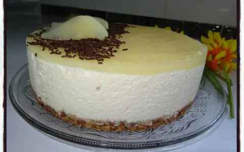 Délicieux bavarois poire, léger et aérien, sur une fine couche de biscuit croustillant, décoré de vermicelles au chocolat et de poires pochées.