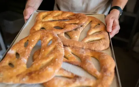 Une fougasse aux grattons feuilletée, dorée et croustillante, sort du four. Un délice à partager !
