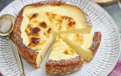 Un délicieux flan sans pâte, doré et crémeux, saupoudré de sucre glace. Parfait pour une recette facile et gourmande.