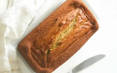Un délicieux banana cake doré, tout juste sorti du four, prêt à être dégusté.