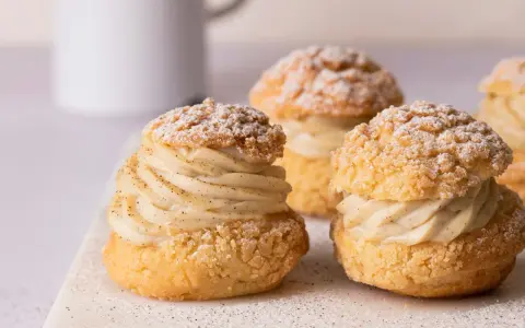 Trois délicieux choux garnis de crème pâtissière à la vanille, saupoudrés de sucre glace. Un vrai plaisir gourmand à base de pâte à choux.