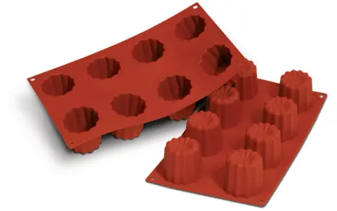 Deux moules en silicone rouge pour cannelés, prêts pour votre prochaine recette.