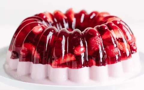 Gâteau moulé aux fruits rouges et à la crème, une délicieuse gelée passion recette.