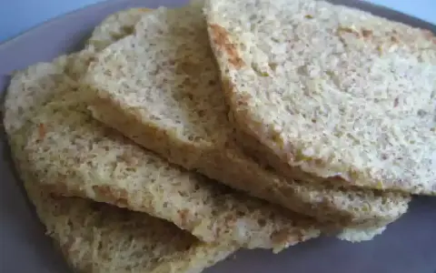 Tranches de pain au son d'avoine Dukan, légères et aérées, sur une assiette grise.