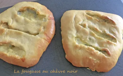 Deux fougasses au chèvre, dorées et moelleuses, garnies d'un fromage fondant. Un délice à partager.