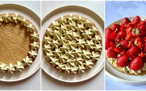 Étapes de décoration d'une tarte fraise : une base sablée, une crème pistache en étoiles, puis des fraises fraîches et éclats de pistaches.
