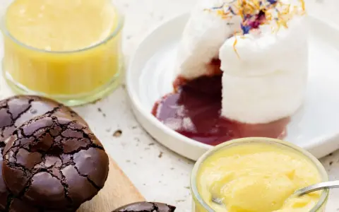 Des desserts délicieux : île flottante, crème anglaise et brownies. Parfait pour savoir que faire avec des blancs d'œufs !