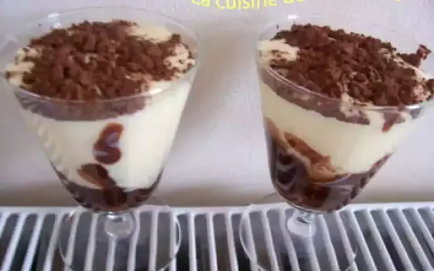 Deux verrines de tiramisu Nutella, crémeux et gourmand, saupoudrées de cacao. Un délice pour les yeux et les papilles.