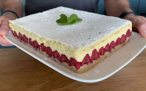 Un gâteau d'anniversaire facile et bluffant : une génoise légère, une crème onctueuse et des framboises fraîches, le tout saupoudré de sucre glace.