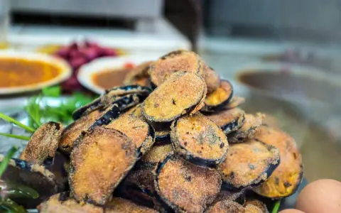 Un tas de beignets d'aubergine dorés et croustillants, prêts à être dégustés.