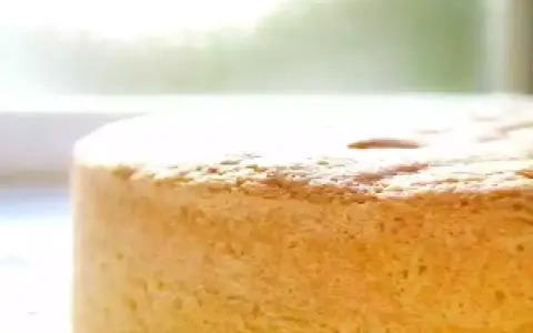 Un gâteau moelleux, parfait pour une recette génoise. Sa texture aérienne promet un délice.