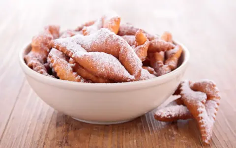 Beignets de carnaval saupoudrés de sucre glace, une délicieuse recette inspirée par Cyril Lignac.