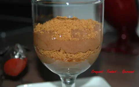 Délicieuse mousse au chocolat speculoos, superposée avec des miettes de biscuits pour un contraste croquant et fondant.