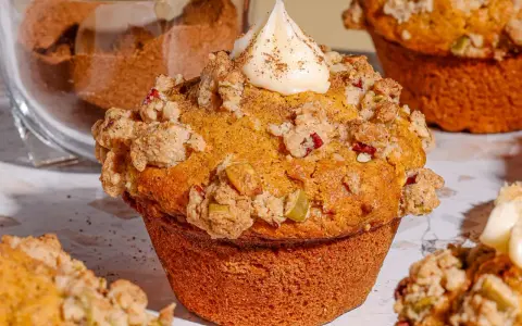 Un muffin gourmand, garni de crumble et d'une touche de glaçage, parfait pour une recette de muffin.