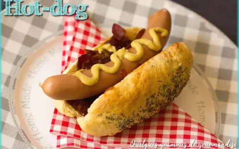 Un hot-dog gourmand avec un pain aux graines de pavot, garni de saucisse, oignons caramélisés et moutarde. Parfait pour une recette pain hot dog facile.