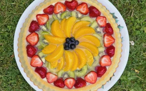 Tarte aux fruits frais sur une crème pâtissière légère. Une recette parfaite pour un dessert estival.