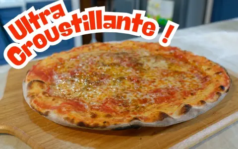 Une pizza ultra croustillante, parfaite pour une recette pâte à pizza fine. La croûte dorée et le fromage fondant invitent à la dégustation.