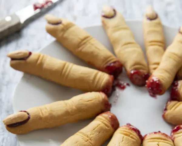Biscuits en forme de doigts ensanglantés, un dessert d'Halloween effrayant et délicieux.