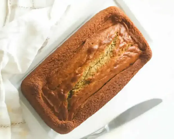 Un délicieux banana cake doré, tout juste sorti du four, prêt à être dégusté.
