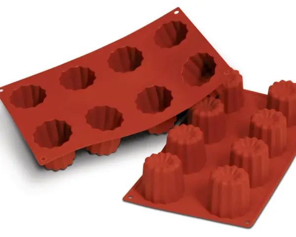 Deux moules en silicone rouge pour cannelés, prêts pour votre prochaine recette.