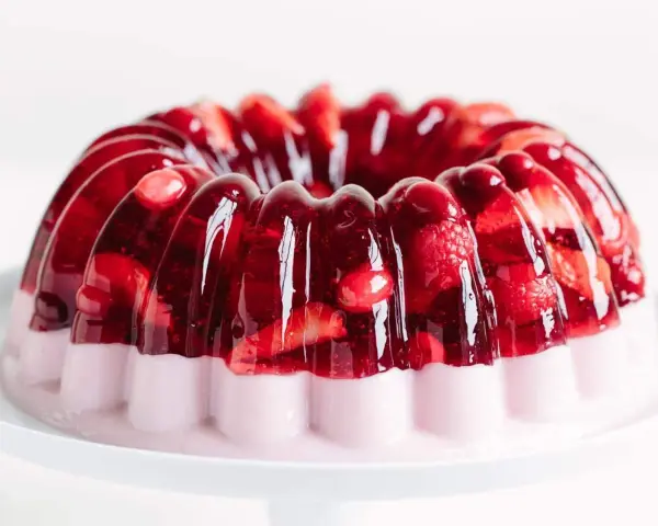 Gâteau moulé aux fruits rouges et à la crème, une délicieuse gelée passion recette.