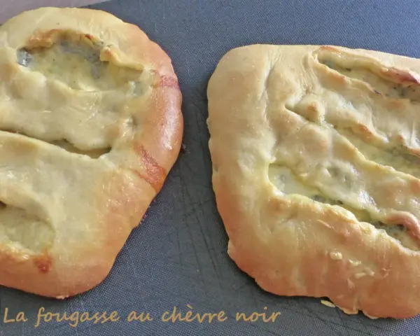 Deux fougasses au chèvre, dorées et moelleuses, garnies d'un fromage fondant. Un délice à partager.