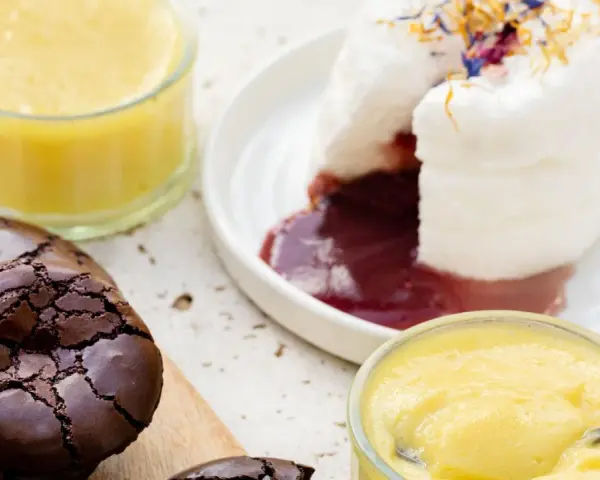 Des desserts délicieux : île flottante, crème anglaise et brownies. Parfait pour savoir que faire avec des blancs d'œufs !