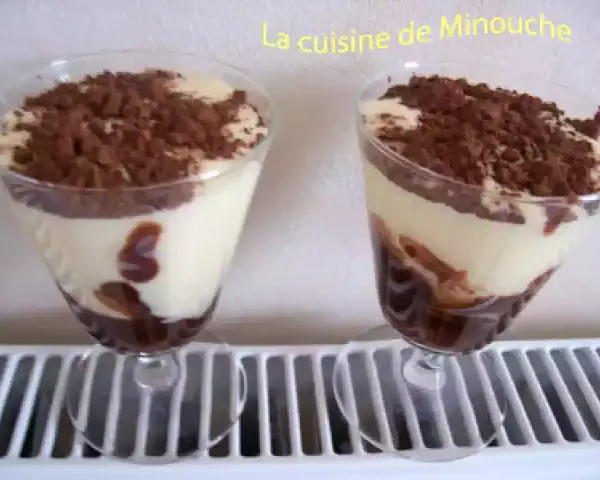 Deux verrines de tiramisu Nutella, crémeux et gourmand, saupoudrées de cacao. Un délice pour les yeux et les papilles.