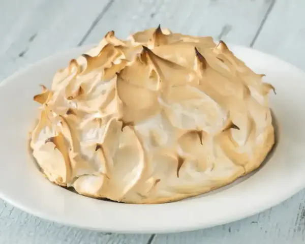 Une omelette norvégienne dorée et meringuée, prête à être dégustée.